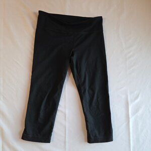 Under Armour Fitted Capri Leggings – Size Medium | Black